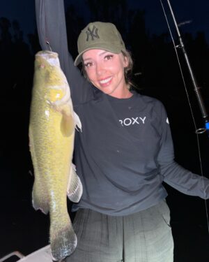 Erin Barnett Instagram - May as well start being a fishing influencer instead 😂😂 Should here me scream “MICK I GOT ONE! OMG ITS HUGE! Take a photo QUICKLY!!” And then I let him take it off the hook and back in the water 😂🎣 Team work. #fishing #nightfishing #pro #holidays