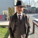 Erin Krakow Instagram - #SPS - Some Pretty Souls (Swipe for suspenders-no-buttons 😏) @wcth_tv Sunday nights @ 9/8c on @hallmarkchannel @schearthome #Hearties