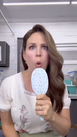 Erin Krakow Instagram - Can’t wait for all of you to get Tangled up in Season 11 of @wcth_tv this Sunday!

Also 🙌🏼 @mandymooremm!

@wcth_tv @hallmarkchannel @schearthome 
Season 11 Premiere Sunday April 7 9/8c
#Hearties