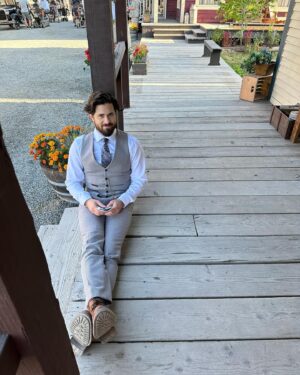 Erin Krakow Instagram - #SPS - ⚠️ Caution: Men At Work

@wcth_tv Sunday nights @ 9/8c on @hallmarkchannel 
@schearthome #Hearties