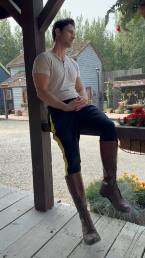 Erin Krakow Instagram - #SPS - Sitting Pretty Still

@wcth_tv Sunday nights @ 9/8c on @hallmarkchannel 
@schearthome #Hearties
