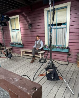 Erin Krakow Instagram - #SPS - ⚠️ Caution: Men At Work

@wcth_tv Sunday nights @ 9/8c on @hallmarkchannel 
@schearthome #Hearties