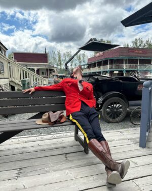 Erin Krakow Instagram - #SPS - ⚠️ Caution: Men At Work

@wcth_tv Sunday nights @ 9/8c on @hallmarkchannel 
@schearthome #Hearties