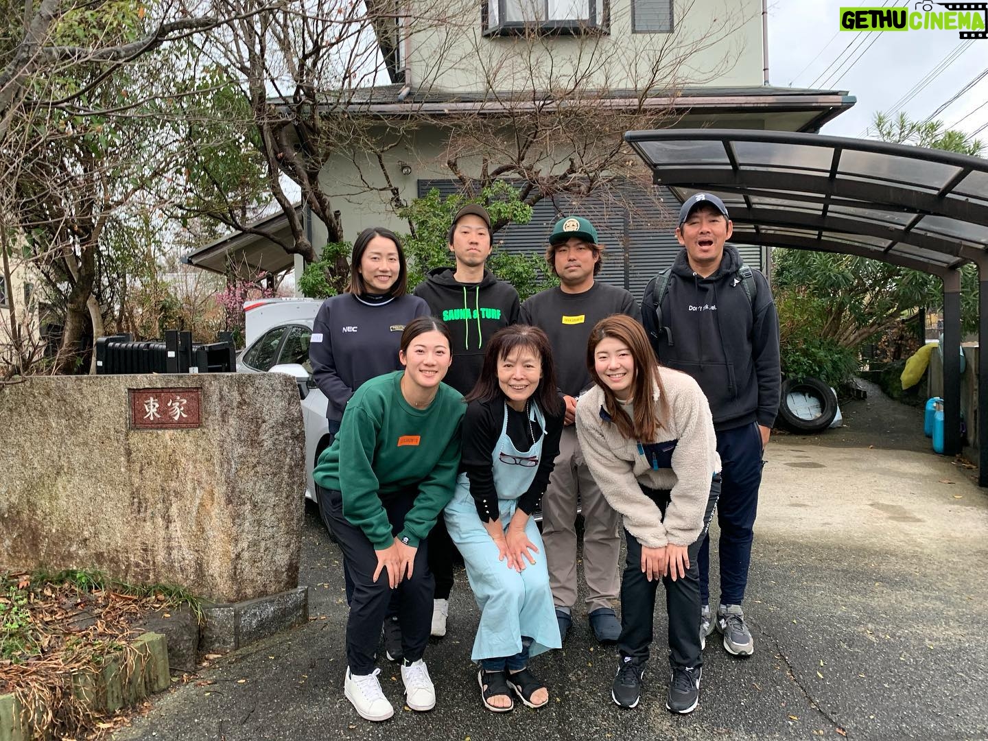 Erina Hara - 5.6K Likes - 熊本合宿のご報告。
今年も東家先輩の実家を拠点とし、充実した一週間になりました。
素晴らしい練習環境のおかげでゴルフ漬けの毎日。
疲れた身体に沁みる東家先輩のかーちゃんのごはん。
そして今年は、有村智恵プレゼンツ餅つきアクティビティ付き。
とにかくいろんなことを詰め込んだ一週間でした!
コースに出れば茶店のおばちゃんが賢政(東家先輩)をこれからもよろしくねーと、お茶とあんドーナツが出てくる。
練習場に行けば、応援してるよーとコーヒーが出てきて、見に来たおじちゃんがお菓子をくれる。
トレーニングに行けば、堀琴音を吉高由里子と見間違えたと初対面のトレーナーさんがモチベーションまであげてくれる。
あったかい。熊本。
今年も一緒に練習してくれたこっちゃん、東家先輩、すずかちゃん、ありがとう!
合宿に顔出してくれた智恵ちゃん、麗央ちゃん、ありがとう。
サポートしてくれた森さん、つかっち、ありがとうございました。
#今年も安定の東家家
#新しい箸が用意され
#肉を焼くとなりゃ庭で火を起こし
#疲れていると言えば朝から鰻が出てくる
#とんでもないおもてなしでした
#そして合宿初のアクティビティ
#数あるアクティビティの中から餅つきをチョイスする有村先生に感服
#餅ついて
#竹馬して
#田舎感満載
#ありがとう熊本