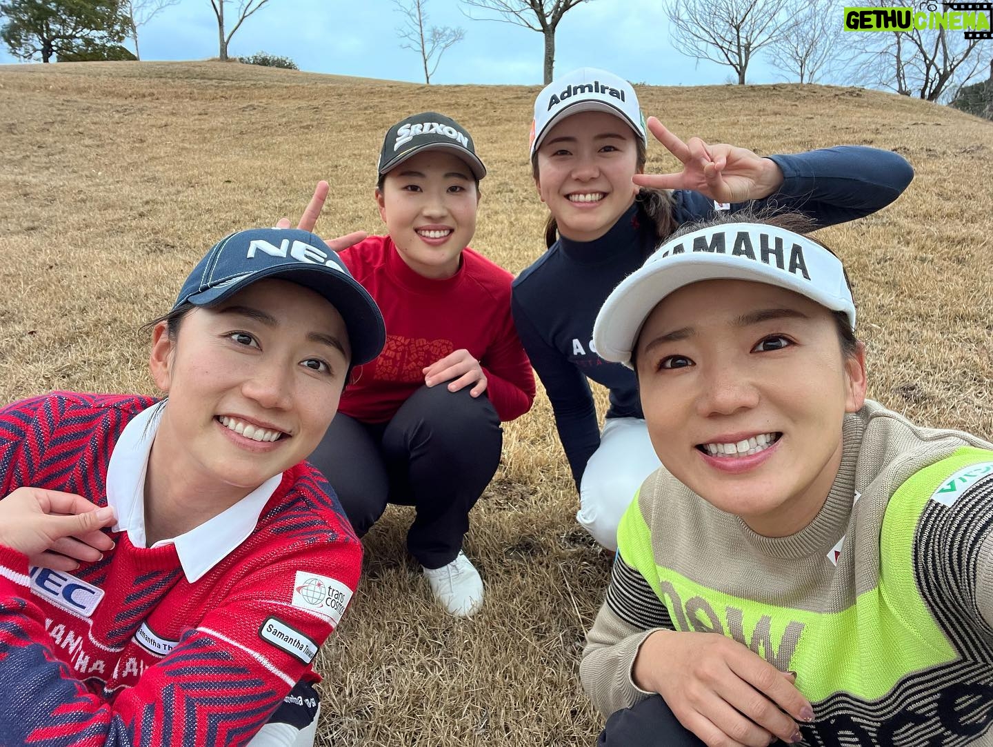 Erina Hara - 5.6K Likes - 熊本合宿のご報告。
今年も東家先輩の実家を拠点とし、充実した一週間になりました。
素晴らしい練習環境のおかげでゴルフ漬けの毎日。
疲れた身体に沁みる東家先輩のかーちゃんのごはん。
そして今年は、有村智恵プレゼンツ餅つきアクティビティ付き。
とにかくいろんなことを詰め込んだ一週間でした!
コースに出れば茶店のおばちゃんが賢政(東家先輩)をこれからもよろしくねーと、お茶とあんドーナツが出てくる。
練習場に行けば、応援してるよーとコーヒーが出てきて、見に来たおじちゃんがお菓子をくれる。
トレーニングに行けば、堀琴音を吉高由里子と見間違えたと初対面のトレーナーさんがモチベーションまであげてくれる。
あったかい。熊本。
今年も一緒に練習してくれたこっちゃん、東家先輩、すずかちゃん、ありがとう!
合宿に顔出してくれた智恵ちゃん、麗央ちゃん、ありがとう。
サポートしてくれた森さん、つかっち、ありがとうございました。
#今年も安定の東家家
#新しい箸が用意され
#肉を焼くとなりゃ庭で火を起こし
#疲れていると言えば朝から鰻が出てくる
#とんでもないおもてなしでした
#そして合宿初のアクティビティ
#数あるアクティビティの中から餅つきをチョイスする有村先生に感服
#餅ついて
#竹馬して
#田舎感満載
#ありがとう熊本