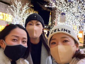 Erina Hara Instagram - 最高のクリスマスウィークでした♡
服部と智恵ちゃんというレアなメンバーでの女子会に、クリスマスイブを一人で過ごしたくないみなみちゃんを囲む会。笑
普段聞けないこと言えないことを時間も忘れて話した夜。
服部に智恵ちゃん！
こっちゃん、みなみちゃん、さくちゃん、ひまちゃん！
そして、ひろえサンタ！！
楽しい時間という素敵なクリスマスプレゼントをありがとう♡

#イルミネーションなんてって言ってたくせに楽しくなって撮ってしまった
#服部とのごはん会はオリンピック並みの開催頻度だけど
#この3人が集まれば終電の合図が来るまで話が尽きない
#これまでのゴルフのことや人生設計のあれこれ
#なんでも共有できる友達がいて幸せ
#そんな会から平均年齢がぐっと下がると
#正確にはひろえさんが平均年齢はあげたけど
#話す内容も若くなる
#事情聴取のような質問が飛び交い
#やはり堀さんがびっくりするような発言を平気な顔でしてくる
#最後の一枚は絶対載せたら怒られる写真だから
#これを見た人告げ口禁止です
#でも智恵ちゃんと一生懸命選んだし
#後ろ姿だから許してね
#いつもおいしいごはんをありがとう