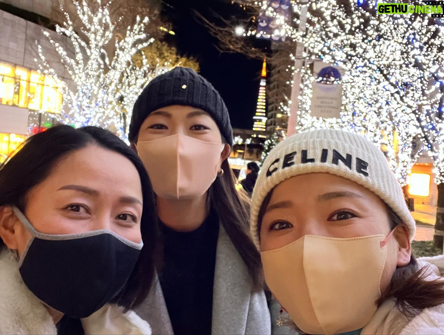 Erina Hara - 6.7K Likes - 最高のクリスマスウィークでした♡
服部と智恵ちゃんというレアなメンバーでの女子会に、クリスマスイブを一人で過ごしたくないみなみちゃんを囲む会。笑
普段聞けないこと言えないことを時間も忘れて話した夜。
服部に智恵ちゃん!
こっちゃん、みなみちゃん、さくちゃん、ひまちゃん!
そして、ひろえサンタ!!
楽しい時間という素敵なクリスマスプレゼントをありがとう♡
#イルミネーションなんてって言ってたくせに楽しくなって撮ってしまった
#服部とのごはん会はオリンピック並みの開催頻度だけど
#この3人が集まれば終電の合図が来るまで話が尽きない
#これまでのゴルフのことや人生設計のあれこれ
#なんでも共有できる友達がいて幸せ
#そんな会から平均年齢がぐっと下がると
#正確にはひろえさんが平均年齢はあげたけど
#話す内容も若くなる
#事情聴取のような質問が飛び交い
#やはり堀さんがびっくりするような発言を平気な顔でしてくる
#最後の一枚は絶対載せたら怒られる写真だから
#これを見た人告げ口禁止です
#でも智恵ちゃんと一生懸命選んだし
#後ろ姿だから許してね
#いつもおいしいごはんをありがとう
