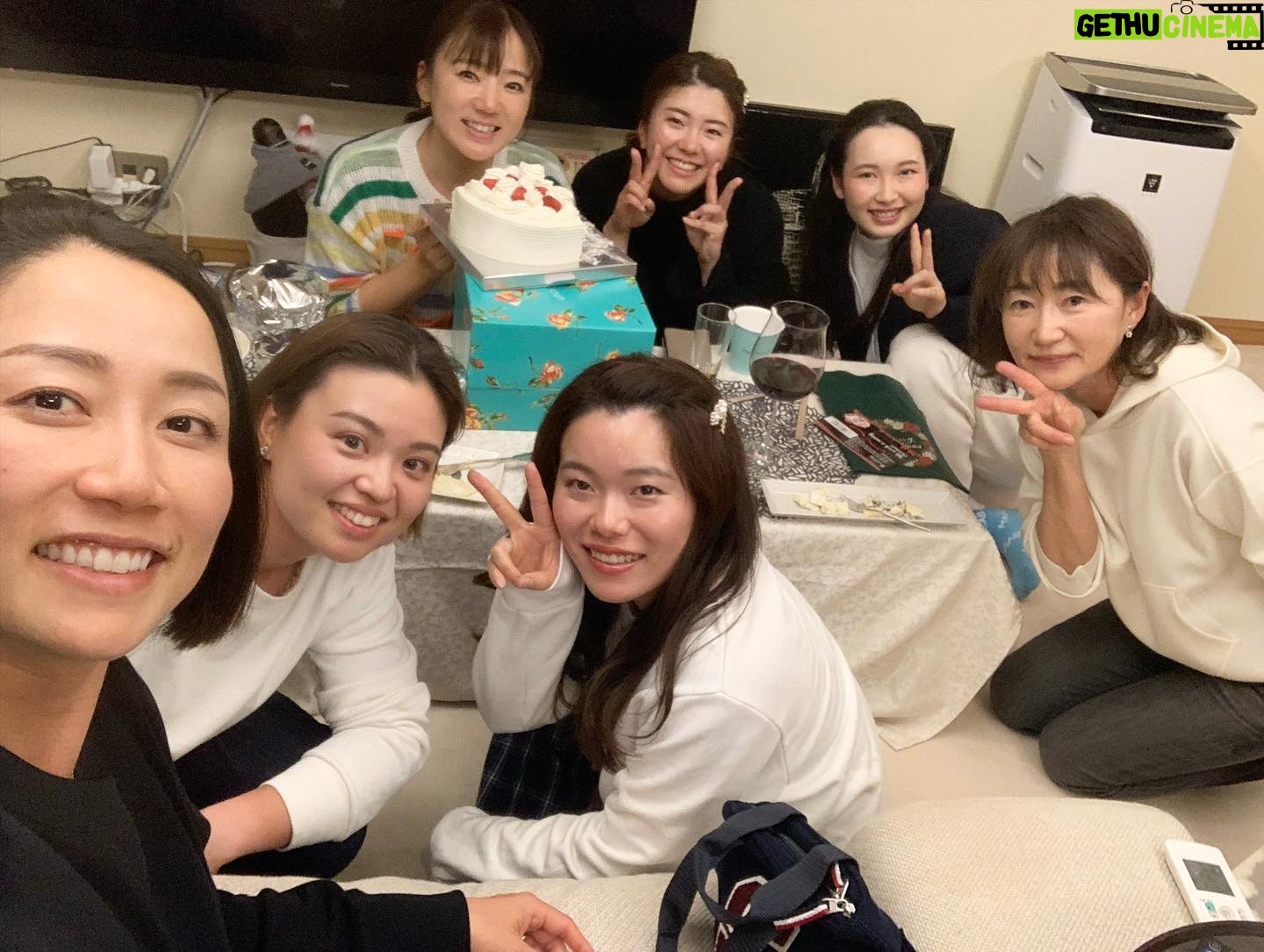 Erina Hara - 6.7K Likes - 最高のクリスマスウィークでした♡
服部と智恵ちゃんというレアなメンバーでの女子会に、クリスマスイブを一人で過ごしたくないみなみちゃんを囲む会。笑
普段聞けないこと言えないことを時間も忘れて話した夜。
服部に智恵ちゃん!
こっちゃん、みなみちゃん、さくちゃん、ひまちゃん!
そして、ひろえサンタ!!
楽しい時間という素敵なクリスマスプレゼントをありがとう♡
#イルミネーションなんてって言ってたくせに楽しくなって撮ってしまった
#服部とのごはん会はオリンピック並みの開催頻度だけど
#この3人が集まれば終電の合図が来るまで話が尽きない
#これまでのゴルフのことや人生設計のあれこれ
#なんでも共有できる友達がいて幸せ
#そんな会から平均年齢がぐっと下がると
#正確にはひろえさんが平均年齢はあげたけど
#話す内容も若くなる
#事情聴取のような質問が飛び交い
#やはり堀さんがびっくりするような発言を平気な顔でしてくる
#最後の一枚は絶対載せたら怒られる写真だから
#これを見た人告げ口禁止です
#でも智恵ちゃんと一生懸命選んだし
#後ろ姿だから許してね
#いつもおいしいごはんをありがとう