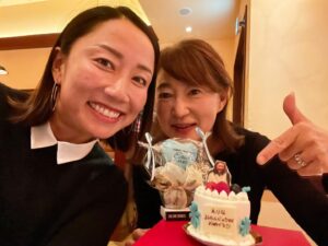Erina Hara Instagram - いつかの誕生日会♡
今年も愛しのひろえちゃんが誕生日を祝ってくれました。
そして、今年は小さな親友いっちゃんを始め、いつものメンバーも来てくれました！！

席着いてすぐにバカラの箱を渡されて、あれ今年はプレゼントあるんだってワクワクで一瞬箱を持ったら、
ん…？
様子がおかしい…
軽すぎやしないか…？
しかも箱持つなって怒られた…

はい、そうです。
今年もケーキのサイズの最小記録更新です。
なぜだか、小さくしなくていいバルーンまで小さくなってました。
しかも、相棒の撮影のときに撮ってもらった水谷さんと反町さんとの写真も見事に私だけにして、ただ白衣のコスプレしたおばさんの写真にしてくれてました。

もう何年もお祝いしてくれてネタも尽きてきただろうに…
それでもなんとか私を笑わそうと練りに練ってしてくれた誕生日会。
ケーキの小ささが愛と反比例してると勝手に解釈してます。笑
ありがとう、ひろえさん♡
忙しい中、誕生日をお祝いしてくれた大好きな人たち、ありがとうございました♡

#バカラの箱にケーキが入ってるとバレないようバカラのお店にまで行って本家のリボンの結び方を習得したひろえさん
#そりゃ箱持った瞬間怒るわな
#どんなプレゼントより
#私のことを思って使ってくれた時間が嬉しかったよ
#これ以上ケーキは小さくできないそうなので
#来年からはケーキの写真で我慢します
#ひろえの愛は無限大
#のはずですが
#そんな私にも大好きな人たちの子供というライバルが増えてきた
#孫の成長が楽しみなのはわかるけど
#不出来な娘もよろしくね