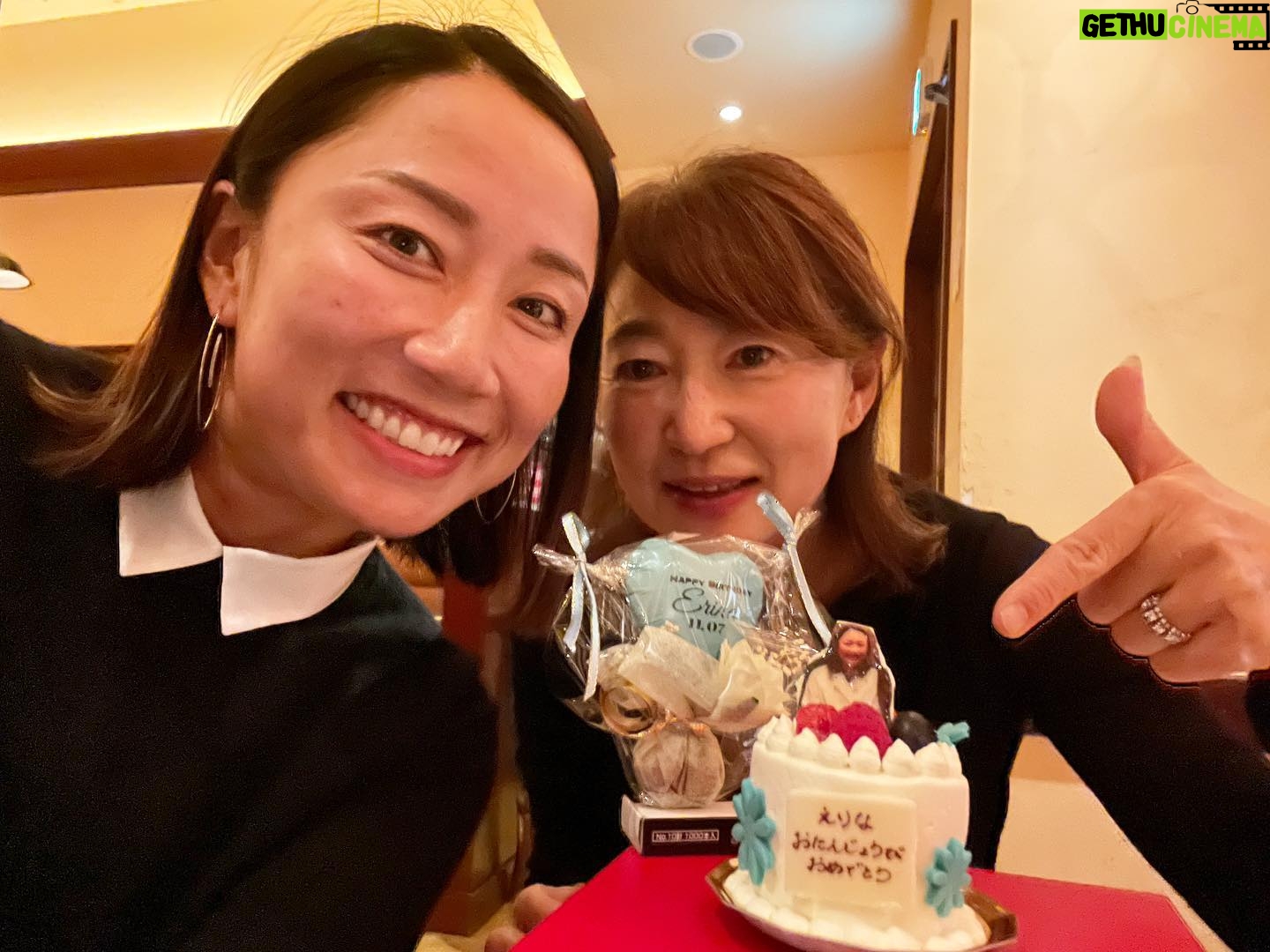 Erina Hara - 5K Likes - いつかの誕生日会♡
今年も愛しのひろえちゃんが誕生日を祝ってくれました。
そして、今年は小さな親友いっちゃんを始め、いつものメンバーも来てくれました!!
席着いてすぐにバカラの箱を渡されて、あれ今年はプレゼントあるんだってワクワクで一瞬箱を持ったら、
ん…?
様子がおかしい…
軽すぎやしないか…?
しかも箱持つなって怒られた…
はい、そうです。
今年もケーキのサイズの最小記録更新です。
なぜだか、小さくしなくていいバルーンまで小さくなってました。
しかも、相棒の撮影のときに撮ってもらった水谷さんと反町さんとの写真も見事に私だけにして、ただ白衣のコスプレしたおばさんの写真にしてくれてました。
もう何年もお祝いしてくれてネタも尽きてきただろうに…
それでもなんとか私を笑わそうと練りに練ってしてくれた誕生日会。
ケーキの小ささが愛と反比例してると勝手に解釈してます。笑
ありがとう、ひろえさん♡
忙しい中、誕生日をお祝いしてくれた大好きな人たち、ありがとうございました♡
#バカラの箱にケーキが入ってるとバレないようバカラのお店にまで行って本家のリボンの結び方を習得したひろえさん
#そりゃ箱持った瞬間怒るわな
#どんなプレゼントより
#私のことを思って使ってくれた時間が嬉しかったよ
#これ以上ケーキは小さくできないそうなので
#来年からはケーキの写真で我慢します
#ひろえの愛は無限大
#のはずですが
#そんな私にも大好きな人たちの子供というライバルが増えてきた
#孫の成長が楽しみなのはわかるけど
#不出来な娘もよろしくね