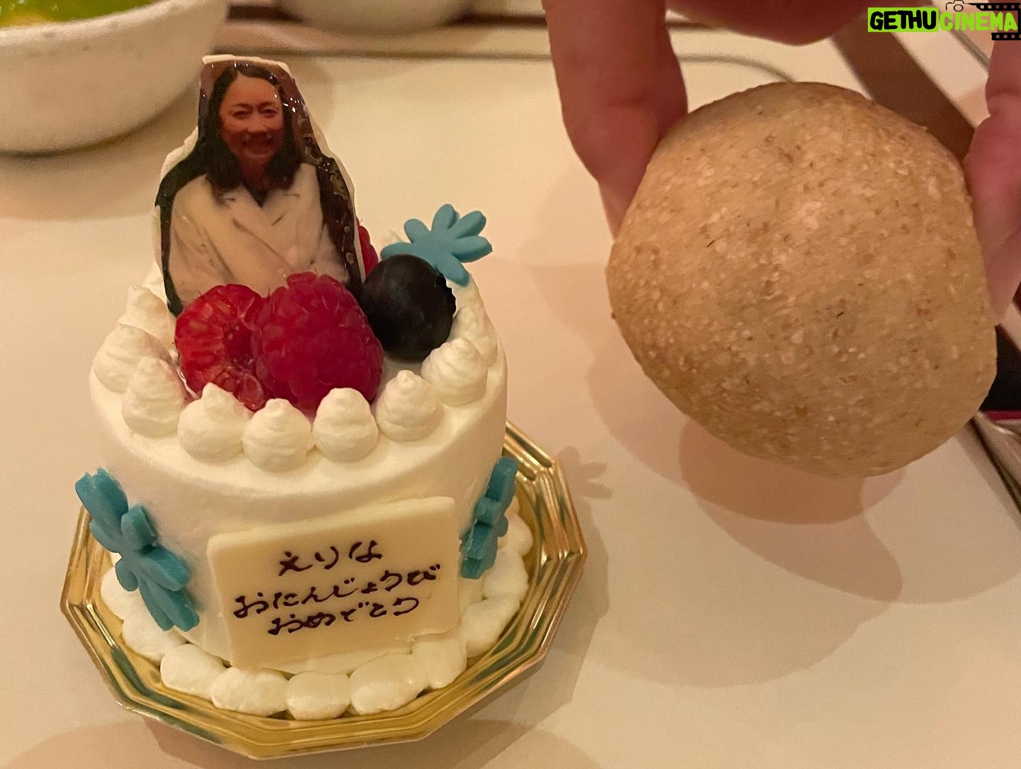 Erina Hara - 5K Likes - いつかの誕生日会♡
今年も愛しのひろえちゃんが誕生日を祝ってくれました。
そして、今年は小さな親友いっちゃんを始め、いつものメンバーも来てくれました!!
席着いてすぐにバカラの箱を渡されて、あれ今年はプレゼントあるんだってワクワクで一瞬箱を持ったら、
ん…?
様子がおかしい…
軽すぎやしないか…?
しかも箱持つなって怒られた…
はい、そうです。
今年もケーキのサイズの最小記録更新です。
なぜだか、小さくしなくていいバルーンまで小さくなってました。
しかも、相棒の撮影のときに撮ってもらった水谷さんと反町さんとの写真も見事に私だけにして、ただ白衣のコスプレしたおばさんの写真にしてくれてました。
もう何年もお祝いしてくれてネタも尽きてきただろうに…
それでもなんとか私を笑わそうと練りに練ってしてくれた誕生日会。
ケーキの小ささが愛と反比例してると勝手に解釈してます。笑
ありがとう、ひろえさん♡
忙しい中、誕生日をお祝いしてくれた大好きな人たち、ありがとうございました♡
#バカラの箱にケーキが入ってるとバレないようバカラのお店にまで行って本家のリボンの結び方を習得したひろえさん
#そりゃ箱持った瞬間怒るわな
#どんなプレゼントより
#私のことを思って使ってくれた時間が嬉しかったよ
#これ以上ケーキは小さくできないそうなので
#来年からはケーキの写真で我慢します
#ひろえの愛は無限大
#のはずですが
#そんな私にも大好きな人たちの子供というライバルが増えてきた
#孫の成長が楽しみなのはわかるけど
#不出来な娘もよろしくね