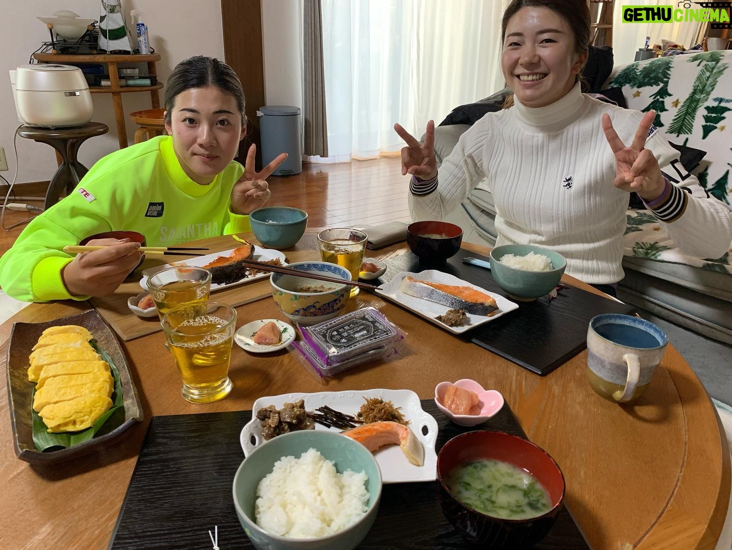 Erina Hara - 5.6K Likes - 熊本合宿のご報告。
今年も東家先輩の実家を拠点とし、充実した一週間になりました。
素晴らしい練習環境のおかげでゴルフ漬けの毎日。
疲れた身体に沁みる東家先輩のかーちゃんのごはん。
そして今年は、有村智恵プレゼンツ餅つきアクティビティ付き。
とにかくいろんなことを詰め込んだ一週間でした!
コースに出れば茶店のおばちゃんが賢政(東家先輩)をこれからもよろしくねーと、お茶とあんドーナツが出てくる。
練習場に行けば、応援してるよーとコーヒーが出てきて、見に来たおじちゃんがお菓子をくれる。
トレーニングに行けば、堀琴音を吉高由里子と見間違えたと初対面のトレーナーさんがモチベーションまであげてくれる。
あったかい。熊本。
今年も一緒に練習してくれたこっちゃん、東家先輩、すずかちゃん、ありがとう!
合宿に顔出してくれた智恵ちゃん、麗央ちゃん、ありがとう。
サポートしてくれた森さん、つかっち、ありがとうございました。
#今年も安定の東家家
#新しい箸が用意され
#肉を焼くとなりゃ庭で火を起こし
#疲れていると言えば朝から鰻が出てくる
#とんでもないおもてなしでした
#そして合宿初のアクティビティ
#数あるアクティビティの中から餅つきをチョイスする有村先生に感服
#餅ついて
#竹馬して
#田舎感満載
#ありがとう熊本