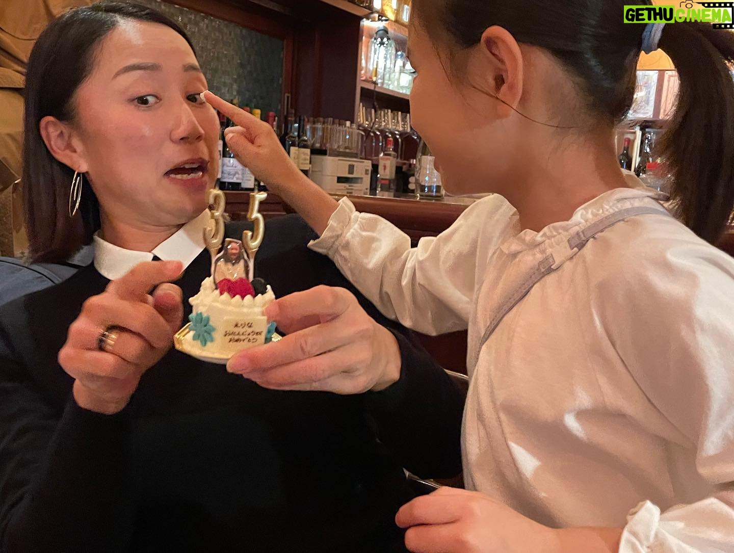 Erina Hara - 5K Likes - いつかの誕生日会♡
今年も愛しのひろえちゃんが誕生日を祝ってくれました。
そして、今年は小さな親友いっちゃんを始め、いつものメンバーも来てくれました!!
席着いてすぐにバカラの箱を渡されて、あれ今年はプレゼントあるんだってワクワクで一瞬箱を持ったら、
ん…?
様子がおかしい…
軽すぎやしないか…?
しかも箱持つなって怒られた…
はい、そうです。
今年もケーキのサイズの最小記録更新です。
なぜだか、小さくしなくていいバルーンまで小さくなってました。
しかも、相棒の撮影のときに撮ってもらった水谷さんと反町さんとの写真も見事に私だけにして、ただ白衣のコスプレしたおばさんの写真にしてくれてました。
もう何年もお祝いしてくれてネタも尽きてきただろうに…
それでもなんとか私を笑わそうと練りに練ってしてくれた誕生日会。
ケーキの小ささが愛と反比例してると勝手に解釈してます。笑
ありがとう、ひろえさん♡
忙しい中、誕生日をお祝いしてくれた大好きな人たち、ありがとうございました♡
#バカラの箱にケーキが入ってるとバレないようバカラのお店にまで行って本家のリボンの結び方を習得したひろえさん
#そりゃ箱持った瞬間怒るわな
#どんなプレゼントより
#私のことを思って使ってくれた時間が嬉しかったよ
#これ以上ケーキは小さくできないそうなので
#来年からはケーキの写真で我慢します
#ひろえの愛は無限大
#のはずですが
#そんな私にも大好きな人たちの子供というライバルが増えてきた
#孫の成長が楽しみなのはわかるけど
#不出来な娘もよろしくね