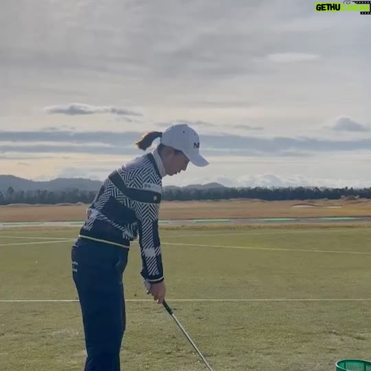Erina Hara - 5.7K Likes - あっという間に今シーズンも終わりました。
一年間温かい応援を頂き、ありがとうございました!
まずは、みなさん、私は元気です。
ここ何年間の中で一番清々しくシーズンを終えました。
QTの結果は満足いくものではなく、来シーズンも自力ではレギュラーツアーに復帰することはできませんでしたが、どんな結果でもゴルフを続けると決めて挑んだQT。
終わって考えたことは来シーズン私には何ができるのかということだけでした。
周りの選手たちのいろいろな選択を見ても、その気持ちは変わらなかったし、こんな不甲斐ない結果でも、その気持ちは変わらなかった。
むしろ、森さんとの4日間のおかげで、まだできるって思えることのほうが多く見えて、結果だけ見たら残念だったけど、もうQT受ける前からこの気持ちは決まってたから何も私の中で揺らぐものはないです。
もちろん、結果が全てなので、これでまたいろんな人の力を借りることになってしまったけど、それに相応しい自分になる為にできることをやりたい。
振り返れば、私のここ何年間は申し訳ない気持ちの連続。
推薦をもらっても若い選手もいる中で何年も私が推薦で出るなんて申し訳ない。
試合も満足に出られないのにスポンサーしてもらって申し訳ない。
結果も残せないのに新しいクラブやシャフトを作ってもらって申し訳ない。
森さんに時間を割いて教えてもらっても、熱量で応えられていない気がして申し訳ない。
いいプレーも見せられないのに、お金を払って観に来てもらって申し訳ない。
申し訳ないって気持ちが苦しくて、それを拭い去りたくてただただ突っ走ってたし、申し訳ないって気持ちだけでやるくらいなら辞めてもいいんじゃないかなと思っていました。
だけど、シーズン終盤にあるスポンサーの方から、目の前のことにとらわれず腰を据えて頑張れるように応援するつもりですと。
その言葉を聞いたときに一番最初に思ったことは、私まだやってていいんだって。
やめたいと思ってたのは自分の心じゃなくて、やめるべきと自分が勝手に作ったタイムリミットのせいなんだって思ったら見えている景色が変わったし、申し訳ないって苦しかったことは、見方を変えれば感謝しかないことの連続だったと改めて思えました。
まだまだ恩返しは先になるかもしれないけど、自分の選択も、結果という自分で選択できなかったものも受け入れて、
いつも今の自分にとって最善なことが提供されていて、
そしてそれは最善の結果につながるってことを信じて、
前向いてがんばります!
#最後の写真は私が昔ジュニアレッスン会で教えた子が送ってくれた写真
#なんとプロテストに合格しQTの初日同じ組でした
#常々ジュニアレッスン会では未来のライバルを一生懸命教えてはいけないと言ってきましたが笑
#こんなに感慨深いものはないです
#ちなみに森さんはこの4日間でこの子のことが親戚の子に思えてきたそうです
#親戚のおばさんもまだまだがんばるよ