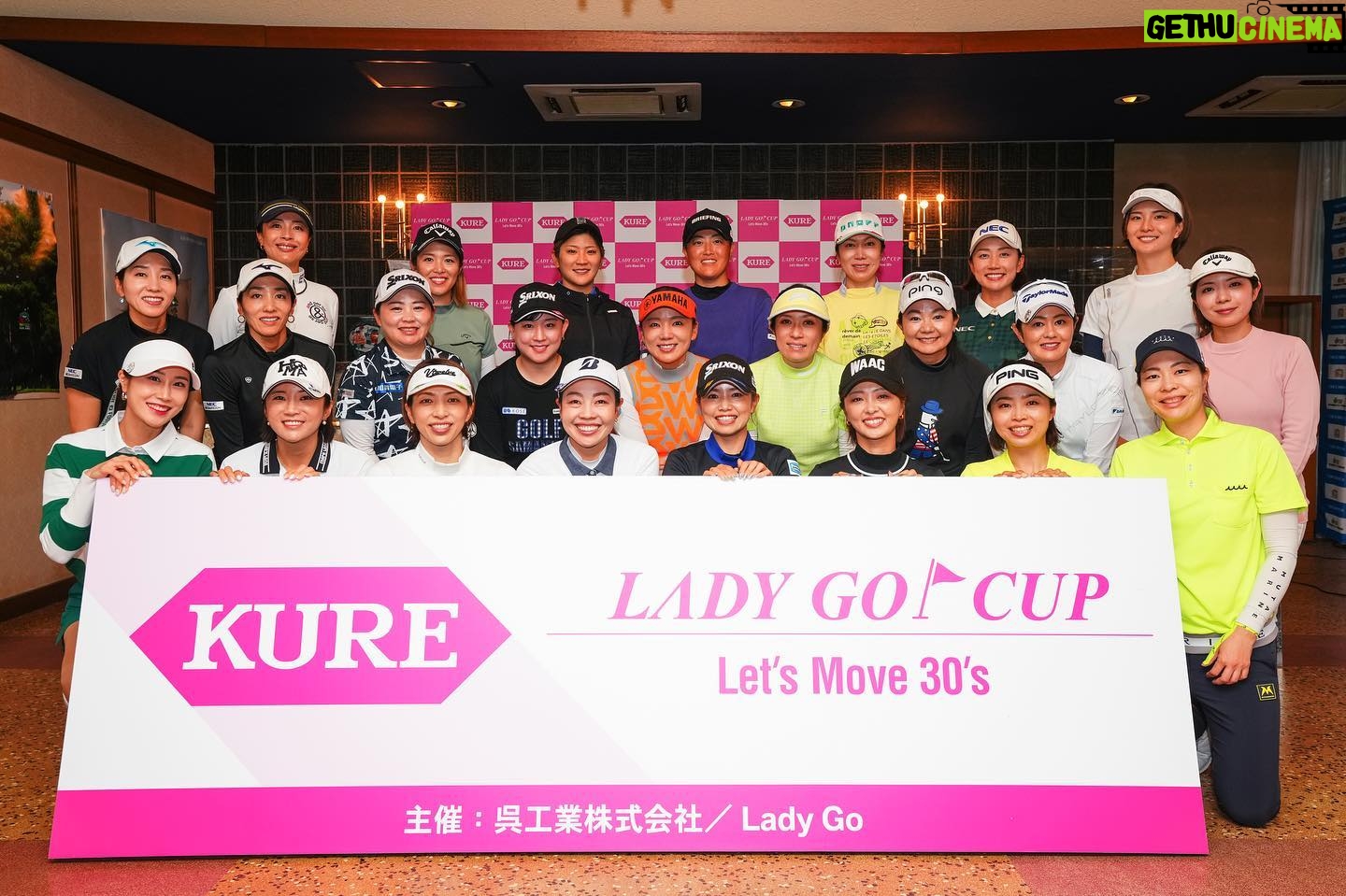 Erina Hara - 3.6K Likes - KURE×LADYGO CUP2023~Let's Move 30's~
今年もたくさんのご支援ご協力のもと、開催して頂きました!
まずは
佐藤靖子プロ、西山ゆかりプロ、優勝おめでとうございます!
2人の優勝スピーチは選手全員の涙腺を崩壊させました。笑
素敵な表彰式にしてくれて、ありがとうございました!
また今年は、自分のことでいっぱいいっぱいで智恵ちゃんが本当に頑張って進めてくれていました。
そんな智恵ちゃんとスタッフの方々、この試みに共感してくれるたくさんの選手のおかげで、また素晴らしい大会が開催されたこと嬉しく思っています!
私個人はと言いますと、しっかりチヒさんの足を引っ張りました。笑
ただ、結果以上にチヒさんの試合勘や技術、思考を近くで見ることができて、本当にいい経験ができました。
チヒさんは尊敬する選手の一人です。
20年以上日本で戦い23勝し、東日本大地震が起きた年にはバーディーを1つ獲るごとに被災地に10万円を寄付する活動を続け、日本に寄り添ってくれていた選手でもあります。
今の若い選手はゴルフも上手く、意識も高い。
それは本当にすごいこと。
ただ、それを何年何十年も続けていくことの難しさを知ったからこそ、チヒさんのような選手の凄さも分かります。
いろいろな岐路に立ち、それぞれの選択をしていく中で、結婚、出産だけではなく、現役にこだわる選手の生き方も一つのロールモデルになると感じた今回。
そんな選手にも寄り添える試合になっていけたらなと思います。
今年はこの1試合だけではなく、あと何試合かの開催も予定しています。
また有観客にも挑戦しようとスタッフの皆さんも動いてくれています。
その時は、ぜひ会場に遊びに来てください!
#得意の時差投稿
#チヒさんと組み優勝しか見てなかった結果
#力みしかないラウンドとなり
#過去一番謝罪の言葉を口にした試合になりました
#次回私がチヒさんと組んでなかったらクビになったと思ってください笑