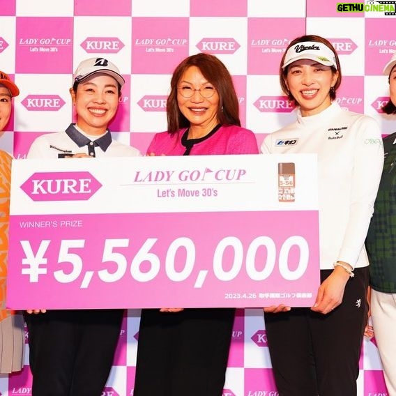 Erina Hara - 3.6K Likes - KURE×LADYGO CUP2023~Let's Move 30's~
今年もたくさんのご支援ご協力のもと、開催して頂きました!
まずは
佐藤靖子プロ、西山ゆかりプロ、優勝おめでとうございます!
2人の優勝スピーチは選手全員の涙腺を崩壊させました。笑
素敵な表彰式にしてくれて、ありがとうございました!
また今年は、自分のことでいっぱいいっぱいで智恵ちゃんが本当に頑張って進めてくれていました。
そんな智恵ちゃんとスタッフの方々、この試みに共感してくれるたくさんの選手のおかげで、また素晴らしい大会が開催されたこと嬉しく思っています!
私個人はと言いますと、しっかりチヒさんの足を引っ張りました。笑
ただ、結果以上にチヒさんの試合勘や技術、思考を近くで見ることができて、本当にいい経験ができました。
チヒさんは尊敬する選手の一人です。
20年以上日本で戦い23勝し、東日本大地震が起きた年にはバーディーを1つ獲るごとに被災地に10万円を寄付する活動を続け、日本に寄り添ってくれていた選手でもあります。
今の若い選手はゴルフも上手く、意識も高い。
それは本当にすごいこと。
ただ、それを何年何十年も続けていくことの難しさを知ったからこそ、チヒさんのような選手の凄さも分かります。
いろいろな岐路に立ち、それぞれの選択をしていく中で、結婚、出産だけではなく、現役にこだわる選手の生き方も一つのロールモデルになると感じた今回。
そんな選手にも寄り添える試合になっていけたらなと思います。
今年はこの1試合だけではなく、あと何試合かの開催も予定しています。
また有観客にも挑戦しようとスタッフの皆さんも動いてくれています。
その時は、ぜひ会場に遊びに来てください!
#得意の時差投稿
#チヒさんと組み優勝しか見てなかった結果
#力みしかないラウンドとなり
#過去一番謝罪の言葉を口にした試合になりました
#次回私がチヒさんと組んでなかったらクビになったと思ってください笑