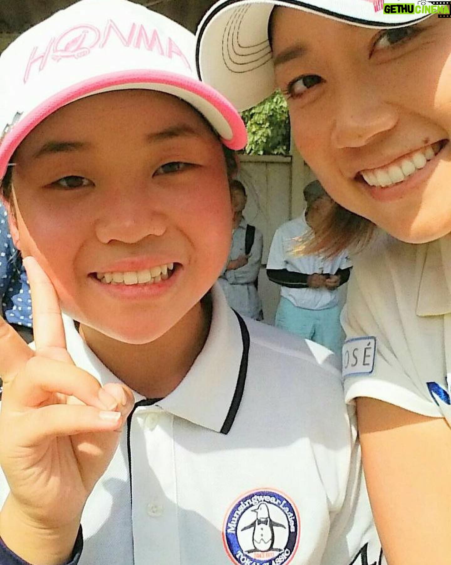 Erina Hara - 5.7K Likes - あっという間に今シーズンも終わりました。
一年間温かい応援を頂き、ありがとうございました!
まずは、みなさん、私は元気です。
ここ何年間の中で一番清々しくシーズンを終えました。
QTの結果は満足いくものではなく、来シーズンも自力ではレギュラーツアーに復帰することはできませんでしたが、どんな結果でもゴルフを続けると決めて挑んだQT。
終わって考えたことは来シーズン私には何ができるのかということだけでした。
周りの選手たちのいろいろな選択を見ても、その気持ちは変わらなかったし、こんな不甲斐ない結果でも、その気持ちは変わらなかった。
むしろ、森さんとの4日間のおかげで、まだできるって思えることのほうが多く見えて、結果だけ見たら残念だったけど、もうQT受ける前からこの気持ちは決まってたから何も私の中で揺らぐものはないです。
もちろん、結果が全てなので、これでまたいろんな人の力を借りることになってしまったけど、それに相応しい自分になる為にできることをやりたい。
振り返れば、私のここ何年間は申し訳ない気持ちの連続。
推薦をもらっても若い選手もいる中で何年も私が推薦で出るなんて申し訳ない。
試合も満足に出られないのにスポンサーしてもらって申し訳ない。
結果も残せないのに新しいクラブやシャフトを作ってもらって申し訳ない。
森さんに時間を割いて教えてもらっても、熱量で応えられていない気がして申し訳ない。
いいプレーも見せられないのに、お金を払って観に来てもらって申し訳ない。
申し訳ないって気持ちが苦しくて、それを拭い去りたくてただただ突っ走ってたし、申し訳ないって気持ちだけでやるくらいなら辞めてもいいんじゃないかなと思っていました。
だけど、シーズン終盤にあるスポンサーの方から、目の前のことにとらわれず腰を据えて頑張れるように応援するつもりですと。
その言葉を聞いたときに一番最初に思ったことは、私まだやってていいんだって。
やめたいと思ってたのは自分の心じゃなくて、やめるべきと自分が勝手に作ったタイムリミットのせいなんだって思ったら見えている景色が変わったし、申し訳ないって苦しかったことは、見方を変えれば感謝しかないことの連続だったと改めて思えました。
まだまだ恩返しは先になるかもしれないけど、自分の選択も、結果という自分で選択できなかったものも受け入れて、
いつも今の自分にとって最善なことが提供されていて、
そしてそれは最善の結果につながるってことを信じて、
前向いてがんばります!
#最後の写真は私が昔ジュニアレッスン会で教えた子が送ってくれた写真
#なんとプロテストに合格しQTの初日同じ組でした
#常々ジュニアレッスン会では未来のライバルを一生懸命教えてはいけないと言ってきましたが笑
#こんなに感慨深いものはないです
#ちなみに森さんはこの4日間でこの子のことが親戚の子に思えてきたそうです
#親戚のおばさんもまだまだがんばるよ