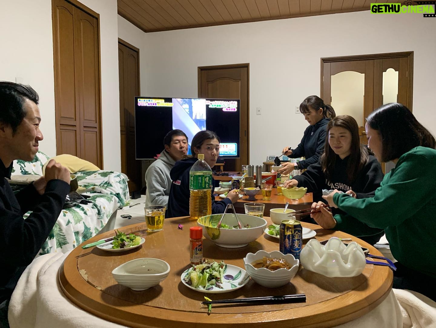 Erina Hara - 5.6K Likes - 熊本合宿のご報告。
今年も東家先輩の実家を拠点とし、充実した一週間になりました。
素晴らしい練習環境のおかげでゴルフ漬けの毎日。
疲れた身体に沁みる東家先輩のかーちゃんのごはん。
そして今年は、有村智恵プレゼンツ餅つきアクティビティ付き。
とにかくいろんなことを詰め込んだ一週間でした!
コースに出れば茶店のおばちゃんが賢政(東家先輩)をこれからもよろしくねーと、お茶とあんドーナツが出てくる。
練習場に行けば、応援してるよーとコーヒーが出てきて、見に来たおじちゃんがお菓子をくれる。
トレーニングに行けば、堀琴音を吉高由里子と見間違えたと初対面のトレーナーさんがモチベーションまであげてくれる。
あったかい。熊本。
今年も一緒に練習してくれたこっちゃん、東家先輩、すずかちゃん、ありがとう!
合宿に顔出してくれた智恵ちゃん、麗央ちゃん、ありがとう。
サポートしてくれた森さん、つかっち、ありがとうございました。
#今年も安定の東家家
#新しい箸が用意され
#肉を焼くとなりゃ庭で火を起こし
#疲れていると言えば朝から鰻が出てくる
#とんでもないおもてなしでした
#そして合宿初のアクティビティ
#数あるアクティビティの中から餅つきをチョイスする有村先生に感服
#餅ついて
#竹馬して
#田舎感満載
#ありがとう熊本
