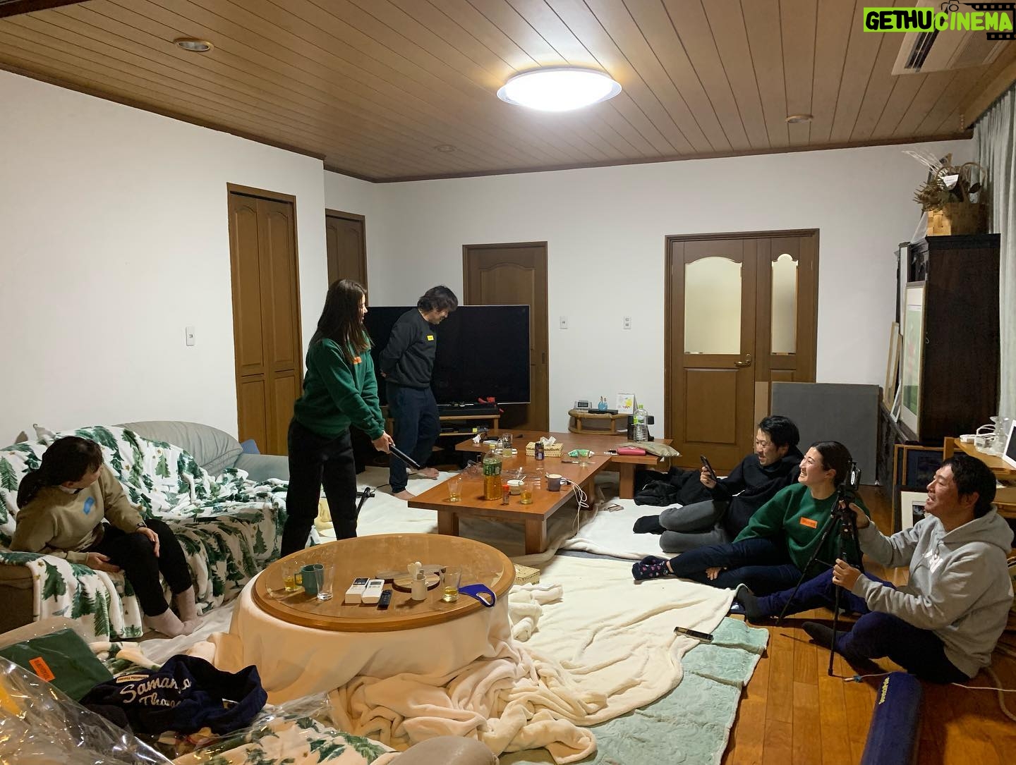 Erina Hara - 5.6K Likes - 熊本合宿のご報告。
今年も東家先輩の実家を拠点とし、充実した一週間になりました。
素晴らしい練習環境のおかげでゴルフ漬けの毎日。
疲れた身体に沁みる東家先輩のかーちゃんのごはん。
そして今年は、有村智恵プレゼンツ餅つきアクティビティ付き。
とにかくいろんなことを詰め込んだ一週間でした!
コースに出れば茶店のおばちゃんが賢政(東家先輩)をこれからもよろしくねーと、お茶とあんドーナツが出てくる。
練習場に行けば、応援してるよーとコーヒーが出てきて、見に来たおじちゃんがお菓子をくれる。
トレーニングに行けば、堀琴音を吉高由里子と見間違えたと初対面のトレーナーさんがモチベーションまであげてくれる。
あったかい。熊本。
今年も一緒に練習してくれたこっちゃん、東家先輩、すずかちゃん、ありがとう!
合宿に顔出してくれた智恵ちゃん、麗央ちゃん、ありがとう。
サポートしてくれた森さん、つかっち、ありがとうございました。
#今年も安定の東家家
#新しい箸が用意され
#肉を焼くとなりゃ庭で火を起こし
#疲れていると言えば朝から鰻が出てくる
#とんでもないおもてなしでした
#そして合宿初のアクティビティ
#数あるアクティビティの中から餅つきをチョイスする有村先生に感服
#餅ついて
#竹馬して
#田舎感満載
#ありがとう熊本