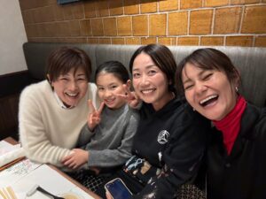 Erina Hara Instagram - 今年もとにかくいっぱい笑ったー！！
悔しいことも、自分にがっかりするような日もたくさんあったけど、笑ってる日のが絶対多くて、それもきっと私の周りにいてくれる人たちのおかげだと感謝の気持ちでいっぱいの一年になりました！
私の周りの人たちにとっても、私を応援してくれている人たちにとっても、そんな存在でいられるよう、原江里菜磨きを続けていけたらと思います！

2023年も温かい応援をありがとうございました！
スポンサーの皆様、温かいサポートをして頂きありがとうございました！
2024年もこの気持ちを更新できるような一年にします！

よいお年をお迎えください！

#NEC
#samanththavasa 
#kose
#transcosmos
#titleist

#大好きな人たちとの写真を載せたくて
#なのに10枚しか選べなくて
#悩んで悩んで選んだ10枚
#なのにさ
#最後の一枚は大好きな人たちより目を引く時松くん
#まあこんな一年の振り返りも良しとしよう