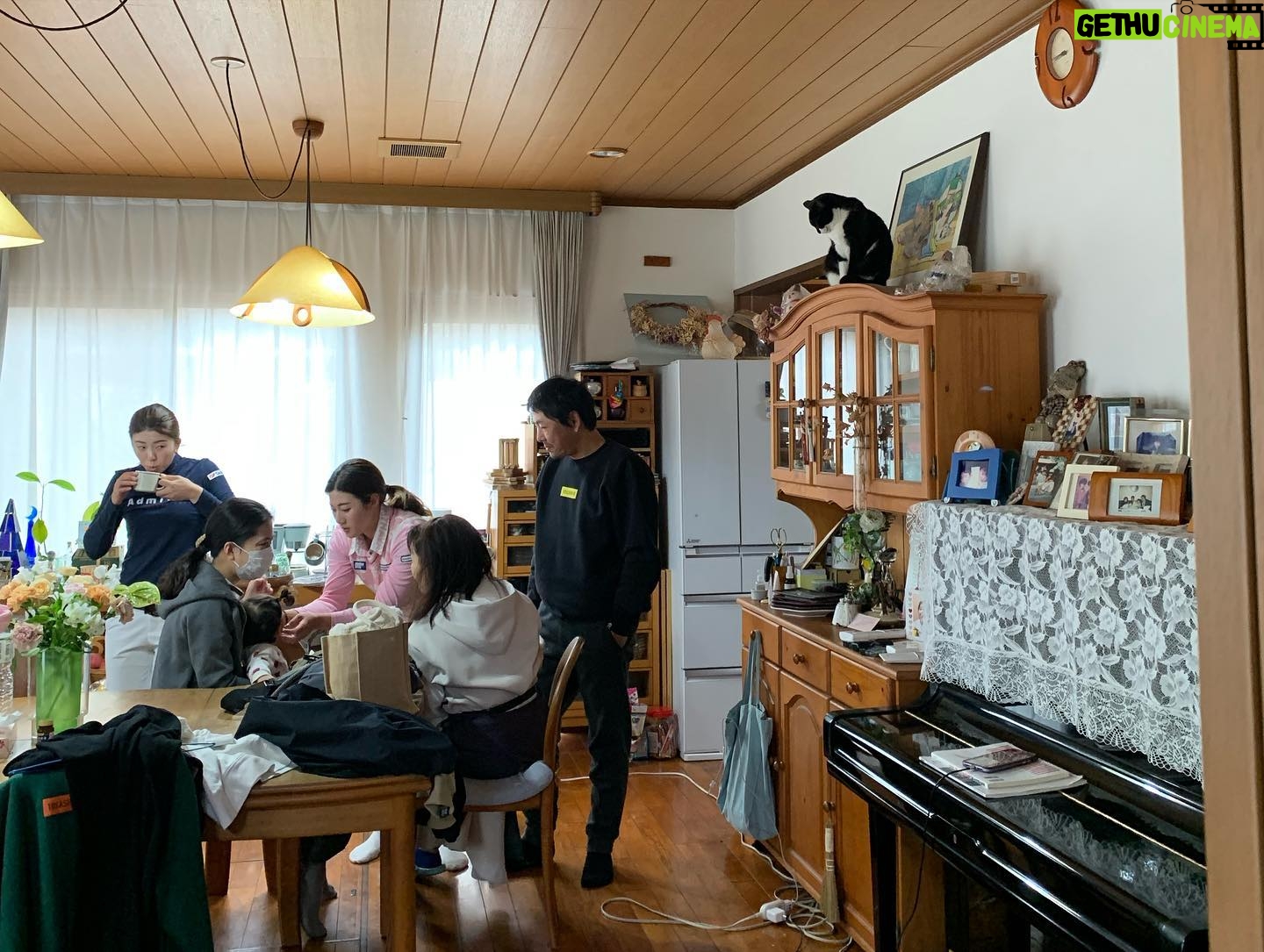 Erina Hara - 5.6K Likes - 熊本合宿のご報告。
今年も東家先輩の実家を拠点とし、充実した一週間になりました。
素晴らしい練習環境のおかげでゴルフ漬けの毎日。
疲れた身体に沁みる東家先輩のかーちゃんのごはん。
そして今年は、有村智恵プレゼンツ餅つきアクティビティ付き。
とにかくいろんなことを詰め込んだ一週間でした!
コースに出れば茶店のおばちゃんが賢政(東家先輩)をこれからもよろしくねーと、お茶とあんドーナツが出てくる。
練習場に行けば、応援してるよーとコーヒーが出てきて、見に来たおじちゃんがお菓子をくれる。
トレーニングに行けば、堀琴音を吉高由里子と見間違えたと初対面のトレーナーさんがモチベーションまであげてくれる。
あったかい。熊本。
今年も一緒に練習してくれたこっちゃん、東家先輩、すずかちゃん、ありがとう!
合宿に顔出してくれた智恵ちゃん、麗央ちゃん、ありがとう。
サポートしてくれた森さん、つかっち、ありがとうございました。
#今年も安定の東家家
#新しい箸が用意され
#肉を焼くとなりゃ庭で火を起こし
#疲れていると言えば朝から鰻が出てくる
#とんでもないおもてなしでした
#そして合宿初のアクティビティ
#数あるアクティビティの中から餅つきをチョイスする有村先生に感服
#餅ついて
#竹馬して
#田舎感満載
#ありがとう熊本