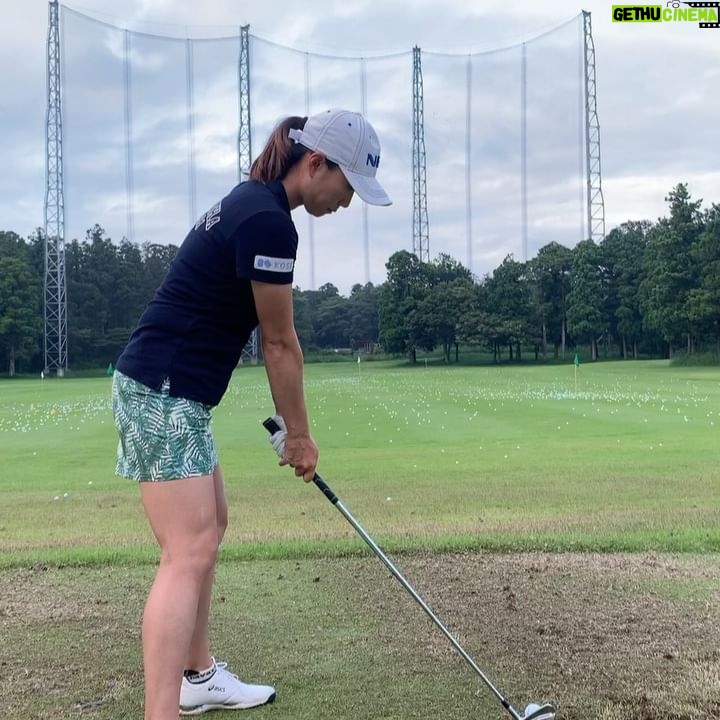 Erina Hara - 5.4K Likes - 皆様、先週は暑さと強い風の中、応援ありがとうございました!!
終わってから、試合を振り返って自分の気持ちを共有したときに、悔しい気持ちが外からの責任や立場を考えた自分じゃなく、内側から湧いて出た感じがしてこれからが楽しみだねって言われて、ハッとした。
ああ、私の悔しいは、こんなふうに推薦もらったのに、とか、こんな立場だから結果残さないといけないのにって、自分の思考に支配された悔しいだったのかもしれないなって。
もちろん、それだけではなかったけど、原動力の一つはそんな気持ちからだったのかなと。
でも、今回は純粋に、ただただ悔しかった。
自分の中から出てくる悔しいしかなかった。
ミスしたらぶつぶつ文句言って、もっとこれができたのにって苛立って、でも次の一打で取り返そうって、目の前の一打に没頭できる楽しさもあった。
あと2日間、その中でプレーしたかったです。
悔しくて寝れなかった。
いや、疲れて寝たよ。
でも、朝起きても悔しかった。
リランキングまでの試合はここで終わりだけど、私が挑戦できる試合は終わってない。
試合の借りは試合でしか返せないと思ってます。
私のゴルフ人生は続くなって思える試合になりました。
まだ思うことはたくさんあるけど、その気持ちはその気持ちを感じさせてくれたくれた人たちに直接伝えようと思います!
#東京ゴルフスタジオの受付嬢は私のメンタルトレーナー
#いろんなことを共有して整理して
#また次に進もう
#てか
#受付嬢って響きはなんだか違う
#何はともあれ
#自分の感情を言葉にしていくことでいろんなものが削ぎ落とされていく感覚を最近感じています
#んでもって
#最近のインスタの投稿見返したけど
#全くもって面白いこと書いてない
#ゴルフのことばっかり
#違うのよ
#私こんなんじゃないのよ
#誰よりも楽しんで
#人並みに病んで
#やっぱり生まれ変わっても原江里菜って
#原江里菜を満喫してます
最後になりましたが、ホスピタリティに溢れた選手思いの試合を開催してくださったアースモンダミンの関係者の皆様。
またこのような気づきと実りある一週間を過ごすチャンスをくださった関係者の皆様。
本当にありがとうございました。
#アースモンダミンカップ