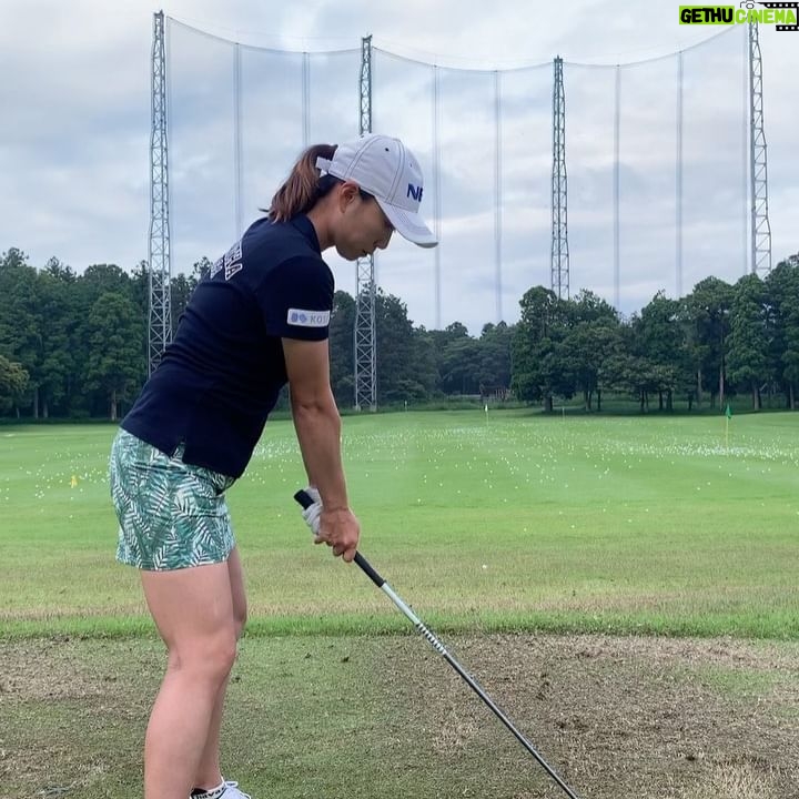 Erina Hara - 5.4K Likes - 皆様、先週は暑さと強い風の中、応援ありがとうございました!!
終わってから、試合を振り返って自分の気持ちを共有したときに、悔しい気持ちが外からの責任や立場を考えた自分じゃなく、内側から湧いて出た感じがしてこれからが楽しみだねって言われて、ハッとした。
ああ、私の悔しいは、こんなふうに推薦もらったのに、とか、こんな立場だから結果残さないといけないのにって、自分の思考に支配された悔しいだったのかもしれないなって。
もちろん、それだけではなかったけど、原動力の一つはそんな気持ちからだったのかなと。
でも、今回は純粋に、ただただ悔しかった。
自分の中から出てくる悔しいしかなかった。
ミスしたらぶつぶつ文句言って、もっとこれができたのにって苛立って、でも次の一打で取り返そうって、目の前の一打に没頭できる楽しさもあった。
あと2日間、その中でプレーしたかったです。
悔しくて寝れなかった。
いや、疲れて寝たよ。
でも、朝起きても悔しかった。
リランキングまでの試合はここで終わりだけど、私が挑戦できる試合は終わってない。
試合の借りは試合でしか返せないと思ってます。
私のゴルフ人生は続くなって思える試合になりました。
まだ思うことはたくさんあるけど、その気持ちはその気持ちを感じさせてくれたくれた人たちに直接伝えようと思います!
#東京ゴルフスタジオの受付嬢は私のメンタルトレーナー
#いろんなことを共有して整理して
#また次に進もう
#てか
#受付嬢って響きはなんだか違う
#何はともあれ
#自分の感情を言葉にしていくことでいろんなものが削ぎ落とされていく感覚を最近感じています
#んでもって
#最近のインスタの投稿見返したけど
#全くもって面白いこと書いてない
#ゴルフのことばっかり
#違うのよ
#私こんなんじゃないのよ
#誰よりも楽しんで
#人並みに病んで
#やっぱり生まれ変わっても原江里菜って
#原江里菜を満喫してます
最後になりましたが、ホスピタリティに溢れた選手思いの試合を開催してくださったアースモンダミンの関係者の皆様。
またこのような気づきと実りある一週間を過ごすチャンスをくださった関係者の皆様。
本当にありがとうございました。
#アースモンダミンカップ