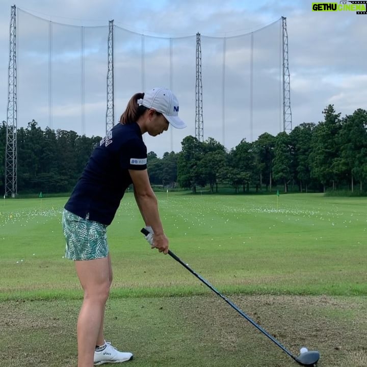Erina Hara - 5.4K Likes - 皆様、先週は暑さと強い風の中、応援ありがとうございました!!
終わってから、試合を振り返って自分の気持ちを共有したときに、悔しい気持ちが外からの責任や立場を考えた自分じゃなく、内側から湧いて出た感じがしてこれからが楽しみだねって言われて、ハッとした。
ああ、私の悔しいは、こんなふうに推薦もらったのに、とか、こんな立場だから結果残さないといけないのにって、自分の思考に支配された悔しいだったのかもしれないなって。
もちろん、それだけではなかったけど、原動力の一つはそんな気持ちからだったのかなと。
でも、今回は純粋に、ただただ悔しかった。
自分の中から出てくる悔しいしかなかった。
ミスしたらぶつぶつ文句言って、もっとこれができたのにって苛立って、でも次の一打で取り返そうって、目の前の一打に没頭できる楽しさもあった。
あと2日間、その中でプレーしたかったです。
悔しくて寝れなかった。
いや、疲れて寝たよ。
でも、朝起きても悔しかった。
リランキングまでの試合はここで終わりだけど、私が挑戦できる試合は終わってない。
試合の借りは試合でしか返せないと思ってます。
私のゴルフ人生は続くなって思える試合になりました。
まだ思うことはたくさんあるけど、その気持ちはその気持ちを感じさせてくれたくれた人たちに直接伝えようと思います!
#東京ゴルフスタジオの受付嬢は私のメンタルトレーナー
#いろんなことを共有して整理して
#また次に進もう
#てか
#受付嬢って響きはなんだか違う
#何はともあれ
#自分の感情を言葉にしていくことでいろんなものが削ぎ落とされていく感覚を最近感じています
#んでもって
#最近のインスタの投稿見返したけど
#全くもって面白いこと書いてない
#ゴルフのことばっかり
#違うのよ
#私こんなんじゃないのよ
#誰よりも楽しんで
#人並みに病んで
#やっぱり生まれ変わっても原江里菜って
#原江里菜を満喫してます
最後になりましたが、ホスピタリティに溢れた選手思いの試合を開催してくださったアースモンダミンの関係者の皆様。
またこのような気づきと実りある一週間を過ごすチャンスをくださった関係者の皆様。
本当にありがとうございました。
#アースモンダミンカップ