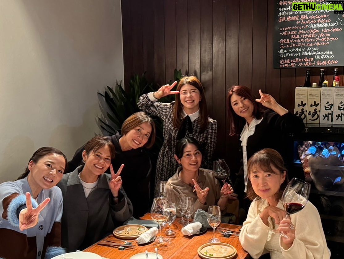 Erina Hara - 5.1K Likes - 今年もとにかくいっぱい笑ったー!!
悔しいことも、自分にがっかりするような日もたくさんあったけど、笑ってる日のが絶対多くて、それもきっと私の周りにいてくれる人たちのおかげだと感謝の気持ちでいっぱいの一年になりました!
私の周りの人たちにとっても、私を応援してくれている人たちにとっても、そんな存在でいられるよう、原江里菜磨きを続けていけたらと思います!
2023年も温かい応援をありがとうございました!
スポンサーの皆様、温かいサポートをして頂きありがとうございました!
2024年もこの気持ちを更新できるような一年にします!
よいお年をお迎えください!
#NEC
#samanththavasa
#kose
#transcosmos
#titleist
#大好きな人たちとの写真を載せたくて
#なのに10枚しか選べなくて
#悩んで悩んで選んだ10枚
#なのにさ
#最後の一枚は大好きな人たちより目を引く時松くん
#まあこんな一年の振り返りも良しとしよう