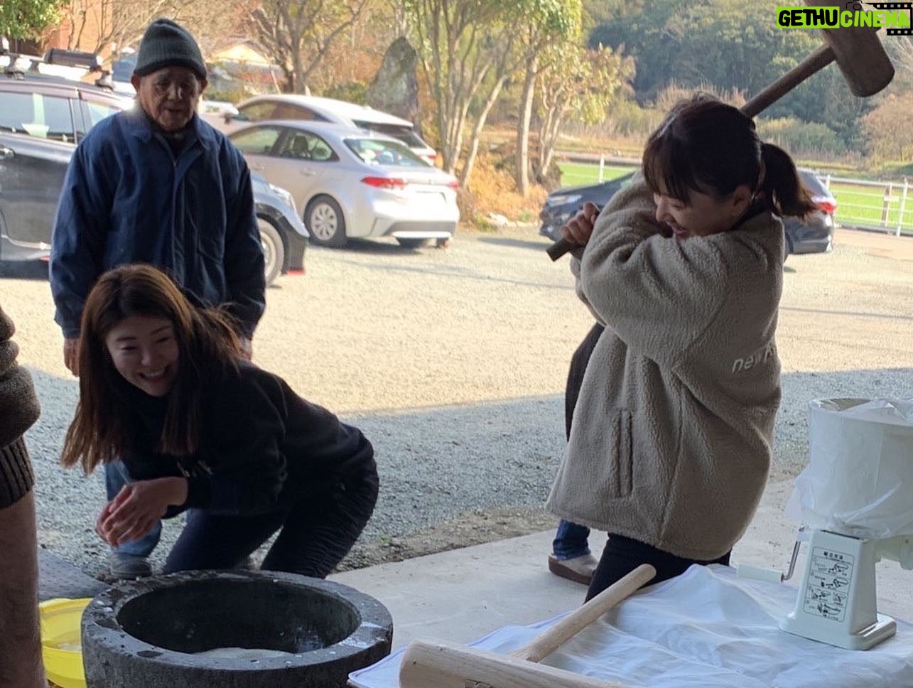 Erina Hara - 5.6K Likes - 熊本合宿のご報告。
今年も東家先輩の実家を拠点とし、充実した一週間になりました。
素晴らしい練習環境のおかげでゴルフ漬けの毎日。
疲れた身体に沁みる東家先輩のかーちゃんのごはん。
そして今年は、有村智恵プレゼンツ餅つきアクティビティ付き。
とにかくいろんなことを詰め込んだ一週間でした!
コースに出れば茶店のおばちゃんが賢政(東家先輩)をこれからもよろしくねーと、お茶とあんドーナツが出てくる。
練習場に行けば、応援してるよーとコーヒーが出てきて、見に来たおじちゃんがお菓子をくれる。
トレーニングに行けば、堀琴音を吉高由里子と見間違えたと初対面のトレーナーさんがモチベーションまであげてくれる。
あったかい。熊本。
今年も一緒に練習してくれたこっちゃん、東家先輩、すずかちゃん、ありがとう!
合宿に顔出してくれた智恵ちゃん、麗央ちゃん、ありがとう。
サポートしてくれた森さん、つかっち、ありがとうございました。
#今年も安定の東家家
#新しい箸が用意され
#肉を焼くとなりゃ庭で火を起こし
#疲れていると言えば朝から鰻が出てくる
#とんでもないおもてなしでした
#そして合宿初のアクティビティ
#数あるアクティビティの中から餅つきをチョイスする有村先生に感服
#餅ついて
#竹馬して
#田舎感満載
#ありがとう熊本
