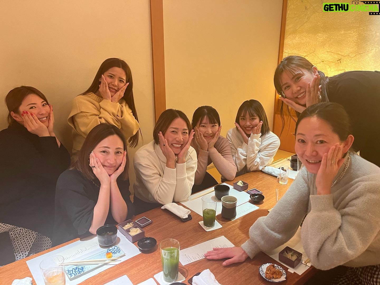 Erina Hara - 5.1K Likes - 今年もとにかくいっぱい笑ったー!!
悔しいことも、自分にがっかりするような日もたくさんあったけど、笑ってる日のが絶対多くて、それもきっと私の周りにいてくれる人たちのおかげだと感謝の気持ちでいっぱいの一年になりました!
私の周りの人たちにとっても、私を応援してくれている人たちにとっても、そんな存在でいられるよう、原江里菜磨きを続けていけたらと思います!
2023年も温かい応援をありがとうございました!
スポンサーの皆様、温かいサポートをして頂きありがとうございました!
2024年もこの気持ちを更新できるような一年にします!
よいお年をお迎えください!
#NEC
#samanththavasa
#kose
#transcosmos
#titleist
#大好きな人たちとの写真を載せたくて
#なのに10枚しか選べなくて
#悩んで悩んで選んだ10枚
#なのにさ
#最後の一枚は大好きな人たちより目を引く時松くん
#まあこんな一年の振り返りも良しとしよう