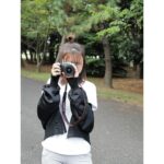 Erina Mano Instagram - 📷 この日はすごく暑かったけど 10月の連載に使う写真を撮ってもらうために 頑張ってブルゾンを着た日🍂 . . 今日から10月だー！ やっと暑い日々から解放されそうで嬉しい🤭 季節の変わり目だからいつも以上に体調管理気をつけないとね！ #ある日の休日 #カメラ #カメラ散歩 #カメラのある生活 #ポートレート #私服