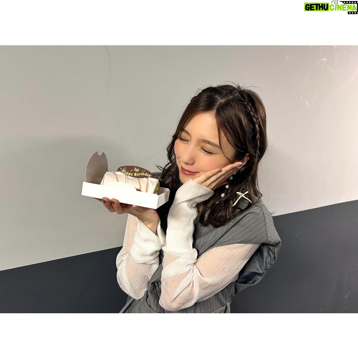 Erina Mano Instagram - 今日から5月になったけど写真は4月の🫧 収録終わりにサプライズで 誕生日をお祝いしてもらっちゃいました🎂🌸 この時期に日本で仕事をするのが久しぶりだったから サプライズなんてものすごく久しぶりで 本当にびっくりしたしすごく嬉しかった😭🤍 . . 5月4日 0:30〜 ABCテレビ 「K-POPドック!」にゲスト出演します! なんと・・・ なんと・・・!! 私が今全力で推しているKep1erの特集です!!💜 . . 番組MCの古川優香ちゃん( @iamyukaf )もKep1ianということで 終始テンションが高くてただひたすら愛を語り合いました🥹🫶🏻 「好きなことになると早口で語る癖」が たくさん出ちゃったと思うから自分で見るのは怖いくらい😂 . . もうすぐ日本1stアルバムがリリースされるから 事前予約イベントで購入した大量のCDが届くのが今からドキドキです🥹🫶🏻笑 推しは推せる時に推せ!!だからね!! #kep1er #Kep1ian #推し活 #推しは推せる時に推せ