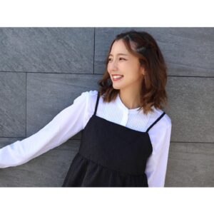 Erina Mano Instagram - モニタリングに出演したときの髪型が
好評だったから自分でも出来るようになりたくて
イベント用の写真撮る時にやってみた🫧 
まだまだ練習が必要！笑
前髪を捻ってとめるの昔から本当に苦手だ〜🥲😂
.
.
ストーリーでは先にお知らせしましたが
オンラインイベントの開催が決定しました✨ 
3月16日 18時スタート！
デビュー15周年を記念して久しぶりのイベントです！！
前回の10周年ライブ以来に歌います😳🎤
このイベントでしか見られない特別映像や
生配信を視聴してる方限定のサイン入りチェキプレゼント企画もあります📷
今回は直接会えるイベントではなく
配信形式のイベントですが・・・
今の私にとってはこういう特別な節目だからこそ
イベントができたり歌えたりするので
1人でも多くの方に同じ時間を過ごしてもらえたら嬉しいです！😌
.
.
オンラインイベントの詳細は
ストーリーハイライトのイベント情報にまとめてあります🫧
#ヘアアレンジ
#お知らせ
#オンラインイベント
#楽しみ
#デビュー記念