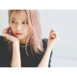 Erina Mano Instagram - とっても久しぶりの投稿😳 みんな元気にしてますか？？ . . 仕事がない期間限定でしてみたハイトーンカラー🤍 CLASSY.ONLINEの撮影前に編集部さんに 髪を暗くした方がいいですか？と聞いてみたら そのままでいいですよ！って言ってもらえました😌　 なので今回のインタビュー記事やSサイズコーデは このヘアカラーでの写真になります🫧 . . もう暗くしちゃったけどまたタイミングがあれば ハイトーンにしたいなぁ〜！！ #ハイトーンカラー #ピンクカラー #気分転換 #classymagazine