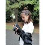 Erina Mano Instagram - 📷 この日はすごく暑かったけど 10月の連載に使う写真を撮ってもらうために 頑張ってブルゾンを着た日🍂 . . 今日から10月だー！ やっと暑い日々から解放されそうで嬉しい🤭 季節の変わり目だからいつも以上に体調管理気をつけないとね！ #ある日の休日 #カメラ #カメラ散歩 #カメラのある生活 #ポートレート #私服