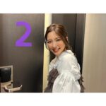 Erina Mano Instagram - オフショット📷 . . 4月24日 夜7時〜 フジテレビ系 「奇跡体験！アンビリバボー 日本のUMA&身近に潜む恐怖！超人気店誕生秘話SP」に ゲスト出演します📺 どれも興味深い内容で収録はあっという間でした！！ 超人気店誕生秘話SPは見たらきっと食べたくなりますよ🤭🍆 . . 衣装は ビスチェ・シャツ・スカート @cocodeal_official ピアス・リング @cocoshnik_official . . ヘアアレンジはフワッとひとつにまとめてもらいました🫧 自分でもこうやっていい感じにふわっとできたらいいのになぁ🥹 #オフショット #収録 #衣装 #ヘアスタイル