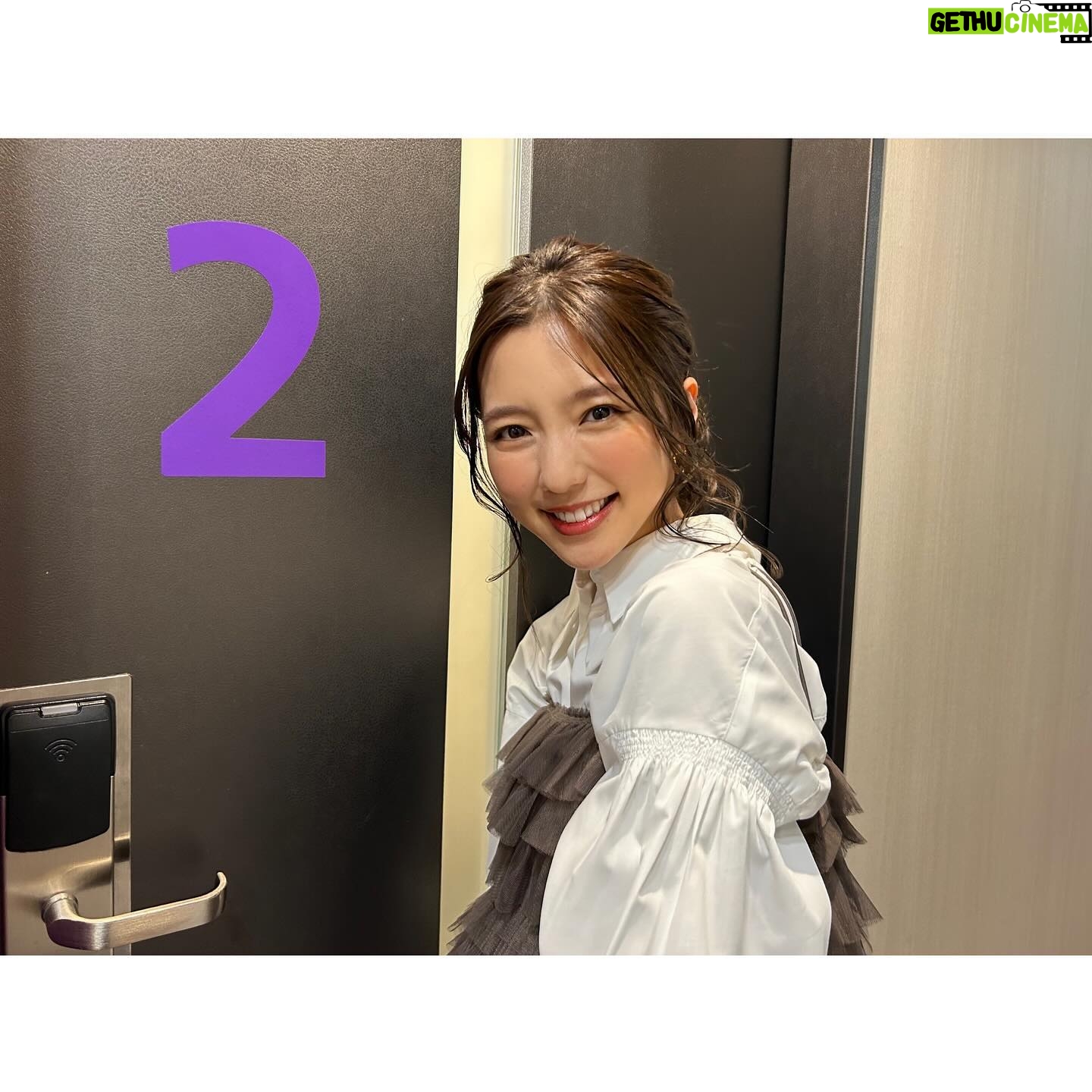 Erina Mano Instagram - オフショット📷 . . 4月24日 夜7時〜 フジテレビ系 「奇跡体験!アンビリバボー 日本のUMA&身近に潜む恐怖!超人気店誕生秘話SP」に ゲスト出演します📺 どれも興味深い内容で収録はあっという間でした!! 超人気店誕生秘話SPは見たらきっと食べたくなりますよ🤭🍆 . . 衣装は ビスチェ・シャツ・スカート @cocodeal_official ピアス・リング @cocoshnik_official . . ヘアアレンジはフワッとひとつにまとめてもらいました🫧 自分でもこうやっていい感じにふわっとできたらいいのになぁ🥹 #オフショット #収録 #衣装 #ヘアスタイル