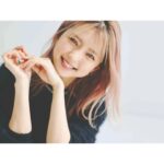 Erina Mano Instagram - とっても久しぶりの投稿😳 みんな元気にしてますか？？ . . 仕事がない期間限定でしてみたハイトーンカラー🤍 CLASSY.ONLINEの撮影前に編集部さんに 髪を暗くした方がいいですか？と聞いてみたら そのままでいいですよ！って言ってもらえました😌　 なので今回のインタビュー記事やSサイズコーデは このヘアカラーでの写真になります🫧 . . もう暗くしちゃったけどまたタイミングがあれば ハイトーンにしたいなぁ〜！！ #ハイトーンカラー #ピンクカラー #気分転換 #classymagazine