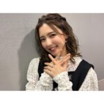 Erina Mano Instagram - 久しぶりのデコ出しヘアスタイルで 収録したのはモニタリングでした🫧 . . 【お知らせ】 22日夜8時〜 TBS「ニンゲン観察バラエティ モニタリング」 スタジオゲストで出演します！ よく見てる番組だから嬉しかった〜！🥳 . . 衣装は ニットビスチェ @sahara_japon @marte_vintage トップス @lois_crayon_official スカート @and_ellecy ブーツ @mirem_official ピアス @yuu_select #衣装 #スカートコーデ #収録 #モニタリング