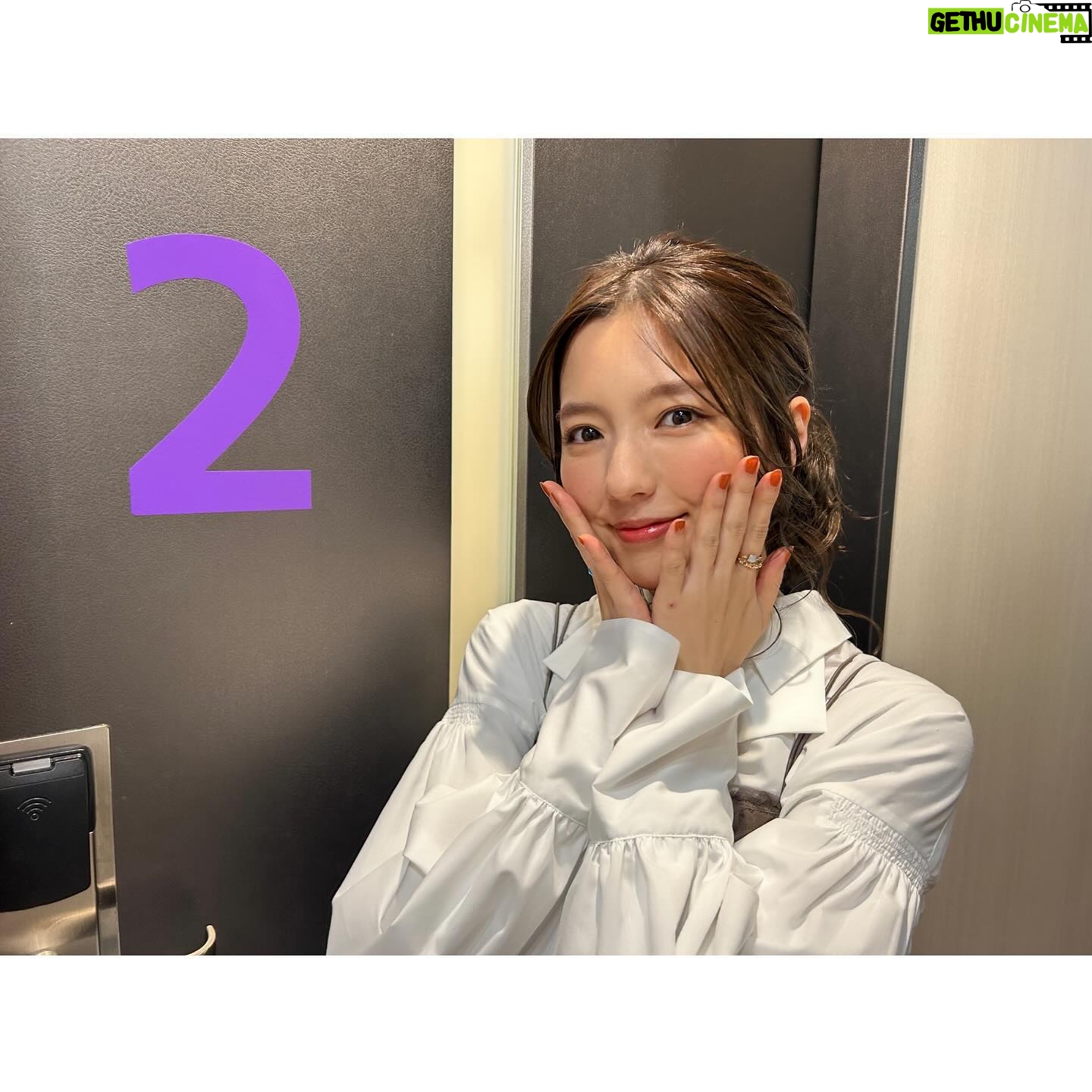 Erina Mano Instagram - オフショット📷 . . 4月24日 夜7時〜 フジテレビ系 「奇跡体験!アンビリバボー 日本のUMA&身近に潜む恐怖!超人気店誕生秘話SP」に ゲスト出演します📺 どれも興味深い内容で収録はあっという間でした!! 超人気店誕生秘話SPは見たらきっと食べたくなりますよ🤭🍆 . . 衣装は ビスチェ・シャツ・スカート @cocodeal_official ピアス・リング @cocoshnik_official . . ヘアアレンジはフワッとひとつにまとめてもらいました🫧 自分でもこうやっていい感じにふわっとできたらいいのになぁ🥹 #オフショット #収録 #衣装 #ヘアスタイル