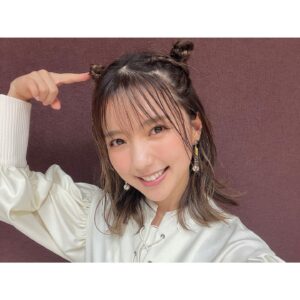 Erina Mano Instagram - 衣装で来た白ワンピ🤍
ヘアスタイルはまたまたメイクさんが
遊び心を取り入れてくれました🤭笑
.
.
スタイリングはこんな感じの雰囲気ですが
今日は国際フォーラムで開催されていた
日経クロステックNEXTというイベントの
トークセッションステージに登壇してきました！
最新のテクノロジーについて
個人情報やプライバシーについて
来場してくださった皆さんと一緒に私もお勉強！
ちゃんと自分で知識や情報を得て目利きすることが大切だと知った日でした！
.
.
このイベントは事前に私や事務所からお知らせすることが出来なかったのですが
事前に情報見つけてくれたファンの方々も来てくれていて
すごくびっくりしたし嬉しかったです😭✨
テレビやファッション関係のお仕事でカメラの前に立つことはあったけど
こうして皆さんの前に立つお仕事は実は約4年ぶり！！
今回はテーマに特化したイベントだったので
そのお仕事関係の方がほとんどだと思っていたので
久しぶりに見かける方々がステージ上から見えて思わずじーんとしました🥲
本当にありがとうございます！！✨
とっても充実した1日になりました☺️
.
.
ワンピース @jeshofficial_ 
ピアス @abiste_official 
ブーツ @dianashoespress 
#衣装
#トークイベント
#ありがとうございました
