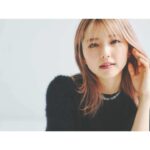 Erina Mano Instagram - とっても久しぶりの投稿😳 みんな元気にしてますか？？ . . 仕事がない期間限定でしてみたハイトーンカラー🤍 CLASSY.ONLINEの撮影前に編集部さんに 髪を暗くした方がいいですか？と聞いてみたら そのままでいいですよ！って言ってもらえました😌　 なので今回のインタビュー記事やSサイズコーデは このヘアカラーでの写真になります🫧 . . もう暗くしちゃったけどまたタイミングがあれば ハイトーンにしたいなぁ〜！！ #ハイトーンカラー #ピンクカラー #気分転換 #classymagazine