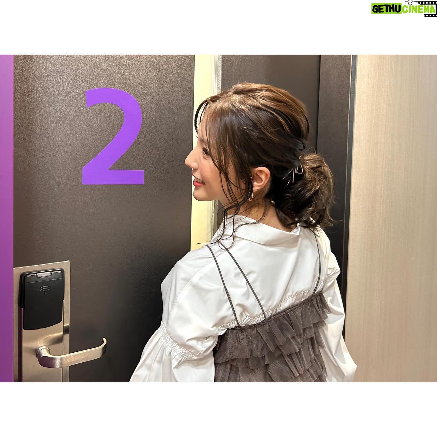 Erina Mano Instagram - オフショット📷 . . 4月24日 夜7時〜 フジテレビ系 「奇跡体験!アンビリバボー 日本のUMA&身近に潜む恐怖!超人気店誕生秘話SP」に ゲスト出演します📺 どれも興味深い内容で収録はあっという間でした!! 超人気店誕生秘話SPは見たらきっと食べたくなりますよ🤭🍆 . . 衣装は ビスチェ・シャツ・スカート @cocodeal_official ピアス・リング @cocoshnik_official . . ヘアアレンジはフワッとひとつにまとめてもらいました🫧 自分でもこうやっていい感じにふわっとできたらいいのになぁ🥹 #オフショット #収録 #衣装 #ヘアスタイル