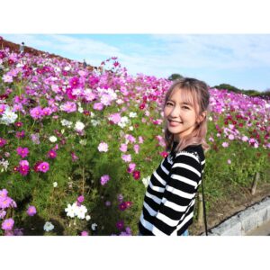Erina Mano Instagram - ひたち海浜公園のコスモスとコキア🫧
コキアの見頃は少し過ぎてしまっていたけど
初めて見に行けて嬉しかった🤭
.
.
この日のことはオレンジページnetでの連載
「ふたりごはん日記」に書いています！
テーマは休日のお出かけと夕飯🍛
読んでもらえたら嬉しいです🍊
連載記事のリンクはプロフィールのハイライト
「オレンジページ」にまとめてあります！
.
.
皆さんはカレーを作る時のポイントや隠し味ありますか？💭
.
.
ニット　@diagramofficial 
デニム　@majeparis 
#ひたち海浜公園
#コキア
#コスモス
#お出かけ
#カレーライス
#休日
#私服　
#カメラ散歩