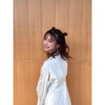 Erina Mano Instagram - 衣装で来た白ワンピ🤍 ヘアスタイルはまたまたメイクさんが 遊び心を取り入れてくれました🤭笑 . . スタイリングはこんな感じの雰囲気ですが 今日は国際フォーラムで開催されていた 日経クロステックNEXTというイベントの トークセッションステージに登壇してきました！ 最新のテクノロジーについて 個人情報やプライバシーについて 来場してくださった皆さんと一緒に私もお勉強！ ちゃんと自分で知識や情報を得て目利きすることが大切だと知った日でした！ . . このイベントは事前に私や事務所からお知らせすることが出来なかったのですが 事前に情報見つけてくれたファンの方々も来てくれていて すごくびっくりしたし嬉しかったです😭✨ テレビやファッション関係のお仕事でカメラの前に立つことはあったけど こうして皆さんの前に立つお仕事は実は約4年ぶり！！ 今回はテーマに特化したイベントだったので そのお仕事関係の方がほとんどだと思っていたので 久しぶりに見かける方々がステージ上から見えて思わずじーんとしました🥲 本当にありがとうございます！！✨ とっても充実した1日になりました☺️ . . ワンピース @jeshofficial_ ピアス @abiste_official ブーツ @dianashoespress #衣装 #トークイベント #ありがとうございました
