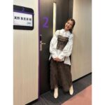 Erina Mano Instagram - オフショット📷 . . 4月24日 夜7時〜 フジテレビ系 「奇跡体験！アンビリバボー 日本のUMA&身近に潜む恐怖！超人気店誕生秘話SP」に ゲスト出演します📺 どれも興味深い内容で収録はあっという間でした！！ 超人気店誕生秘話SPは見たらきっと食べたくなりますよ🤭🍆 . . 衣装は ビスチェ・シャツ・スカート @cocodeal_official ピアス・リング @cocoshnik_official . . ヘアアレンジはフワッとひとつにまとめてもらいました🫧 自分でもこうやっていい感じにふわっとできたらいいのになぁ🥹 #オフショット #収録 #衣装 #ヘアスタイル