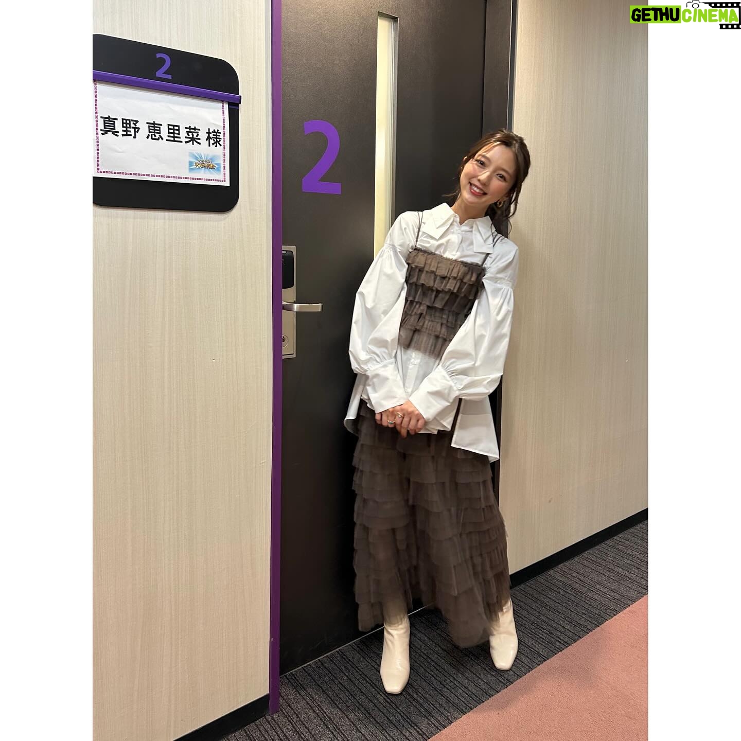 Erina Mano Instagram - オフショット📷 . . 4月24日 夜7時〜 フジテレビ系 「奇跡体験!アンビリバボー 日本のUMA&身近に潜む恐怖!超人気店誕生秘話SP」に ゲスト出演します📺 どれも興味深い内容で収録はあっという間でした!! 超人気店誕生秘話SPは見たらきっと食べたくなりますよ🤭🍆 . . 衣装は ビスチェ・シャツ・スカート @cocodeal_official ピアス・リング @cocoshnik_official . . ヘアアレンジはフワッとひとつにまとめてもらいました🫧 自分でもこうやっていい感じにふわっとできたらいいのになぁ🥹 #オフショット #収録 #衣装 #ヘアスタイル