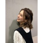 Erina Mano Instagram - 久しぶりのデコ出しヘアスタイルで 収録したのはモニタリングでした🫧 . . 【お知らせ】 22日夜8時〜 TBS「ニンゲン観察バラエティ モニタリング」 スタジオゲストで出演します！ よく見てる番組だから嬉しかった〜！🥳 . . 衣装は ニットビスチェ @sahara_japon @marte_vintage トップス @lois_crayon_official スカート @and_ellecy ブーツ @mirem_official ピアス @yuu_select #衣装 #スカートコーデ #収録 #モニタリング