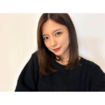 Erina Mano Instagram - メイクした日🖤 . . たまにはいつもと違うメイクにしようかな〜。 ってメイクする前に思うんだけど どんな風にしたらいいか分からなくて 結局いつも通りのメイクをしてパパっと済ませちゃう💭 新しいコスメ探しに行こうかなぁ〜！ ブラウン系のアイシャドウばかりだから たまには違う色味も買ってみようかな🤭 #いつもの #メイク #たまには気分変えたい #髪伸びた